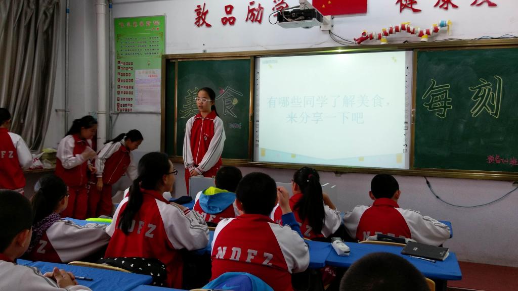 小厨师首先上台说说美食的故事。